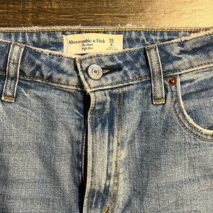 NWOT Abercrombie & Fitch The Mom High Rise Curve Love Blue Jean size 28 short